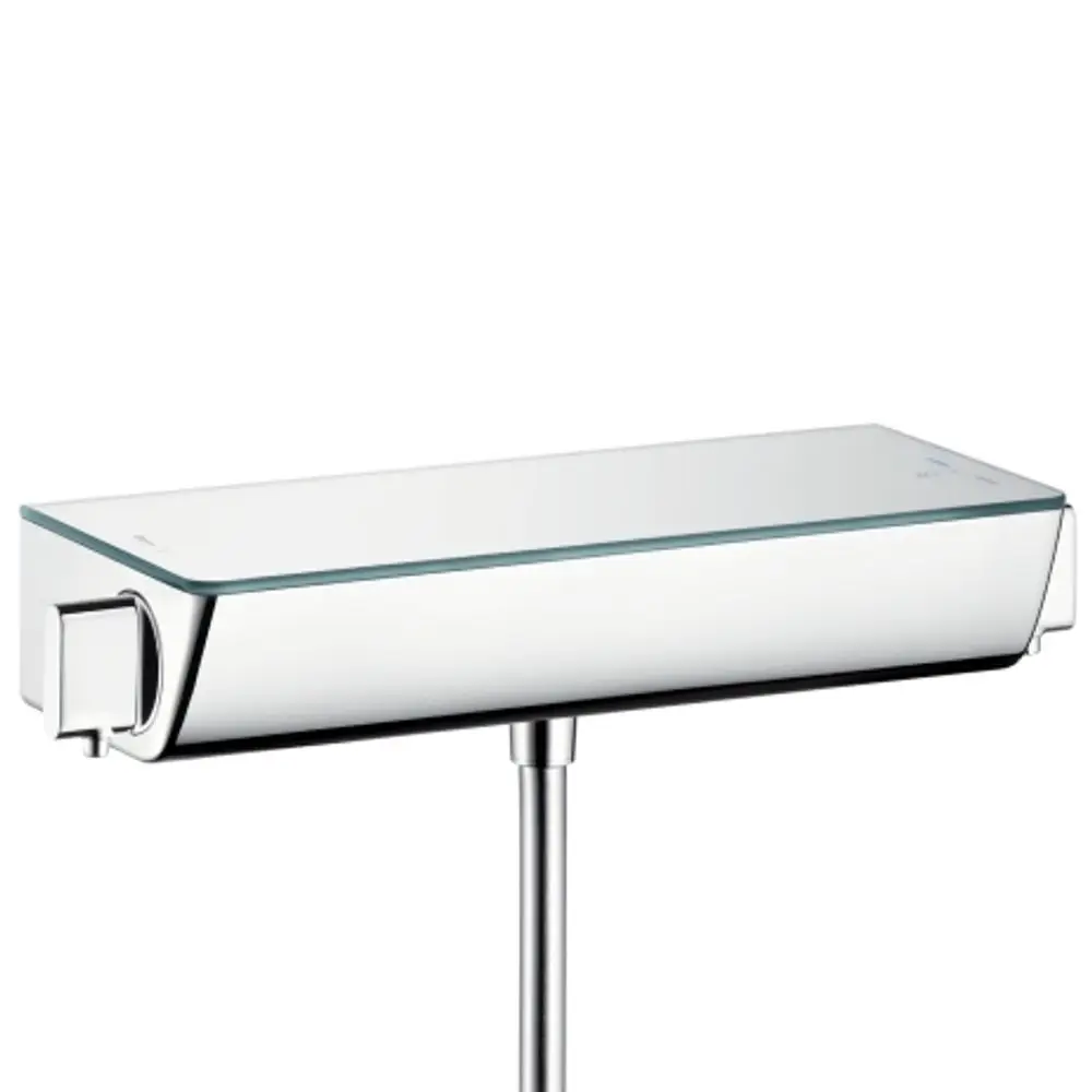 Brausethermostat von Hansgrohe mit flacher, rechteckiger Bauform und verchromter Oberfläche, montiert auf einem langen, schlanken Standrohr.